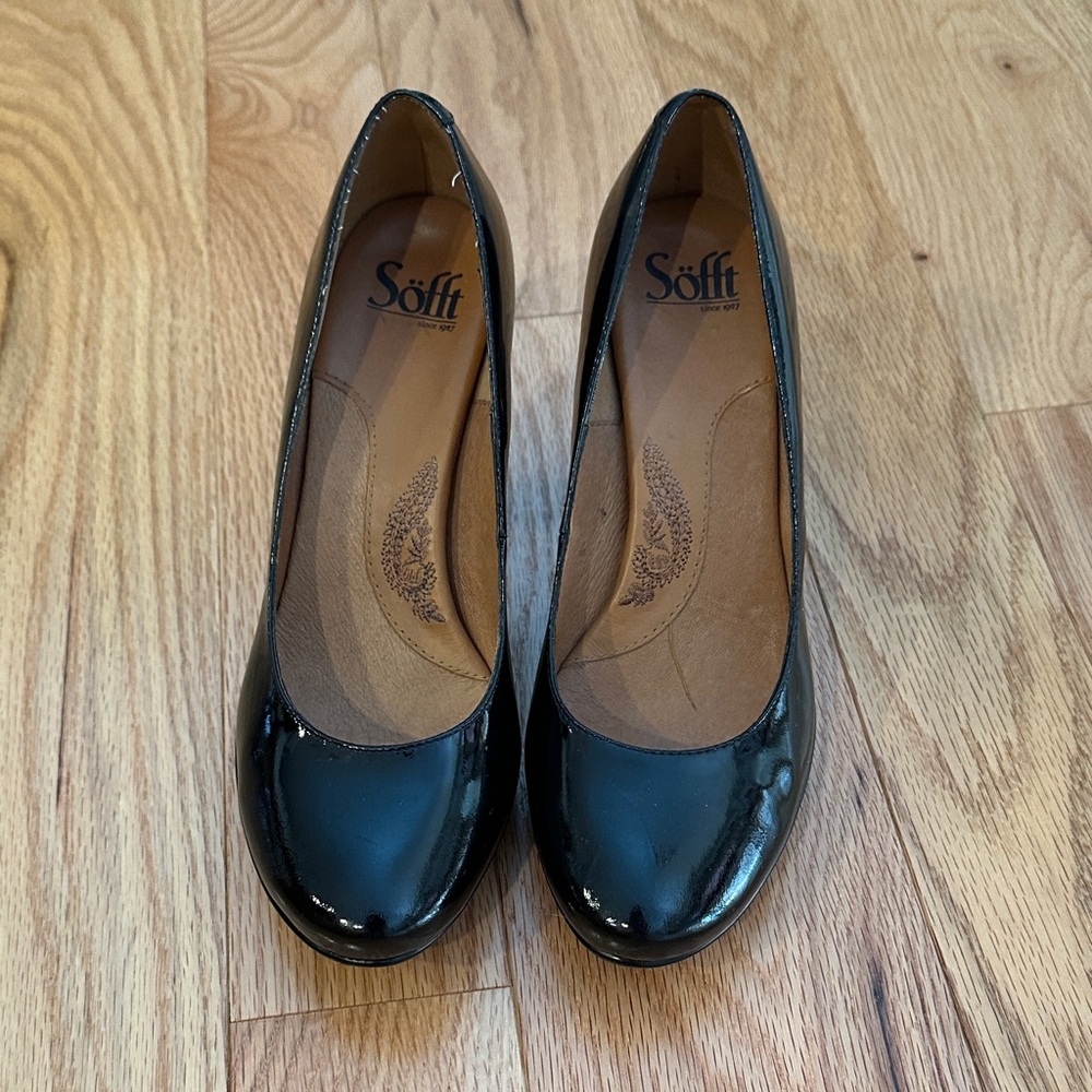 Ladies patent leather pumps